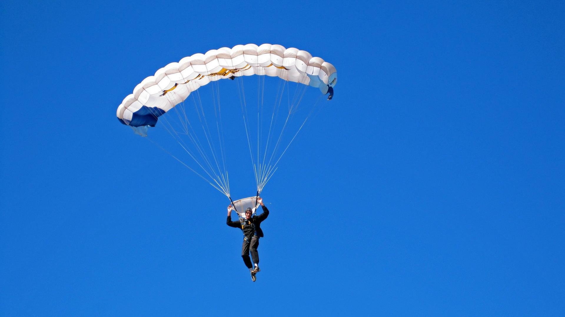 “短柄墙球:高新区全民健身馆,快速决策与精准击球,谁能在瞬息间扭转战局?”