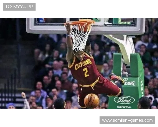 NBA扣篮头顶越过两人，裁判表情瞬间僵住